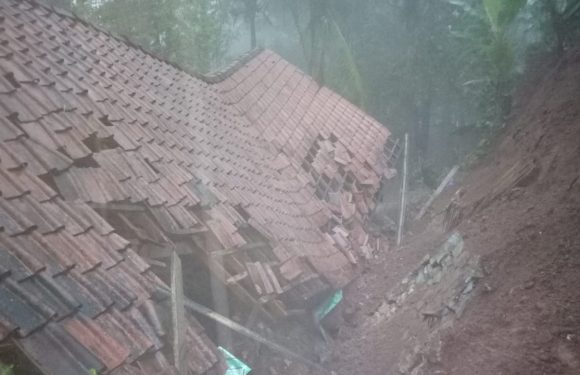 TANAH LONGSOR KEMBALI MENGHANTAM RUMAH WARGA DI DESA KEDUNGBENDO