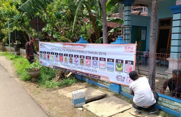 PEMASANGAN APS PARTAI POLITIK PESERTA PEMILU 2019 DESA KEDUNGBENDO