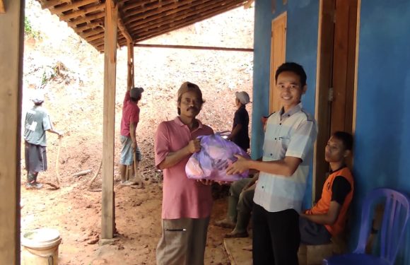 Kepala Desa Kedungbendo Memberikan Bantuan Sembako Bagi Warga Yang Terdampak Longsor