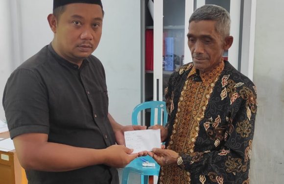 Penyerahan Honor Modin Desa