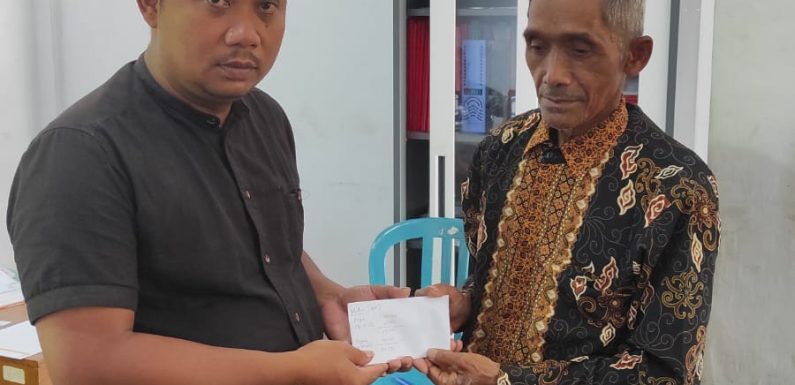 Penyerahan Honor Modin Desa